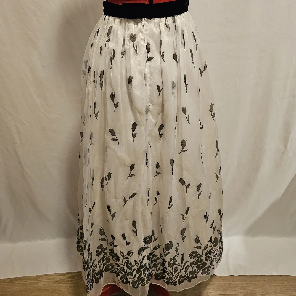 Size 6 Vintage White & Black Skirt